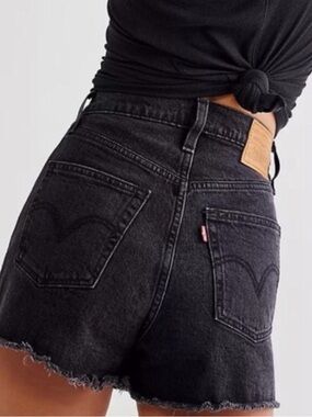 Levi’s Ribcage Denim shorts Button Fry Raw Hem Size 24